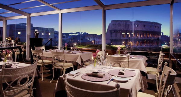 вид на Колизей из ресторана отеля Hotel Palazzo Manfredi в Риме