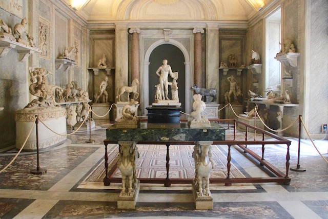 на фото один из залов музея Пио-Клементино в Ватикане 