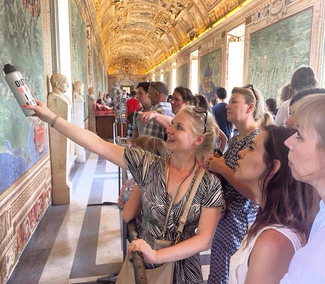 на фото гид по Ватикану в галерее географических карт в Музеях Ватикана