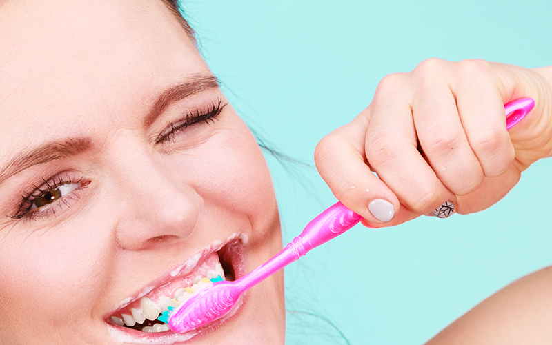 Когда нужно чистить зубы — до или после завтрака? Отвечает стоматолог