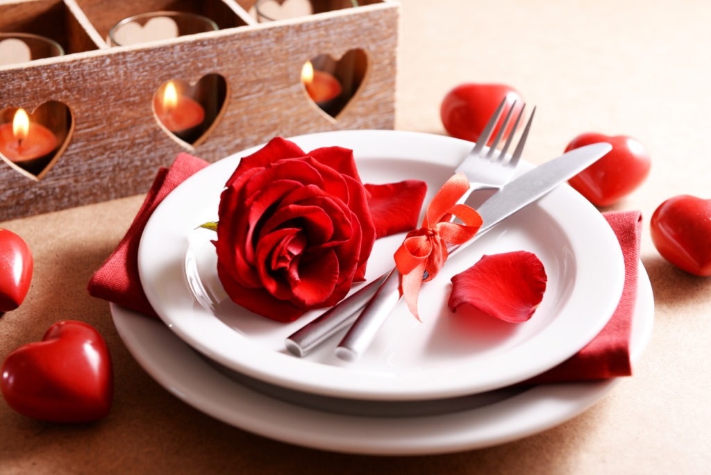 Сервировка стола к романтическому вечеру