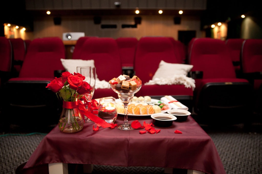 Романтический декор стола в кинотеатре - необычное решение