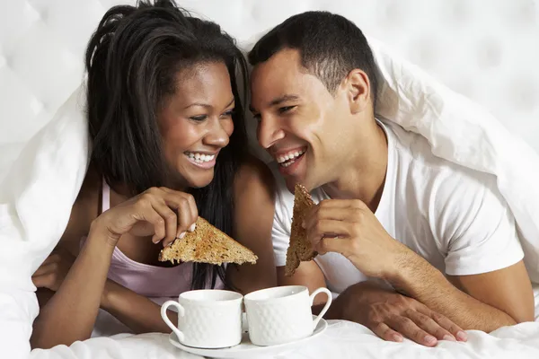 Пара наслаждаясь Завтрак в постели — стоковое фото