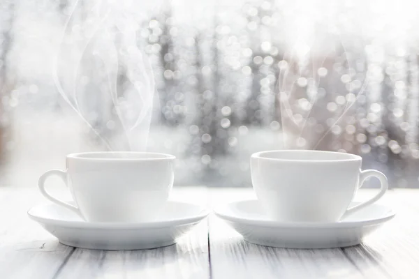 Чашка для кофе против окна Стоковая Картинка