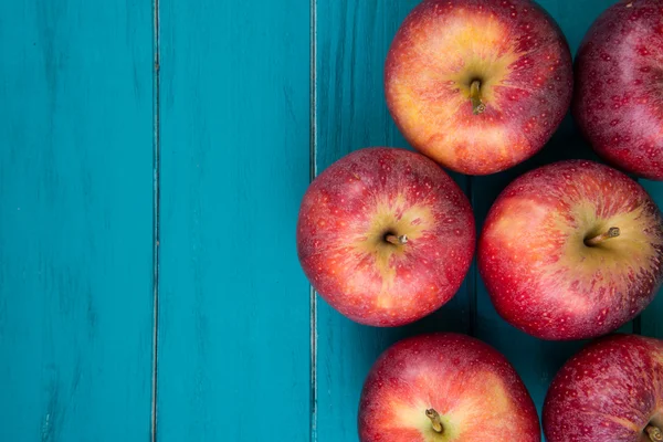 Фермы свежие органические красные Осенние яблоки на деревянный стол ретро синий — стоковое фото
