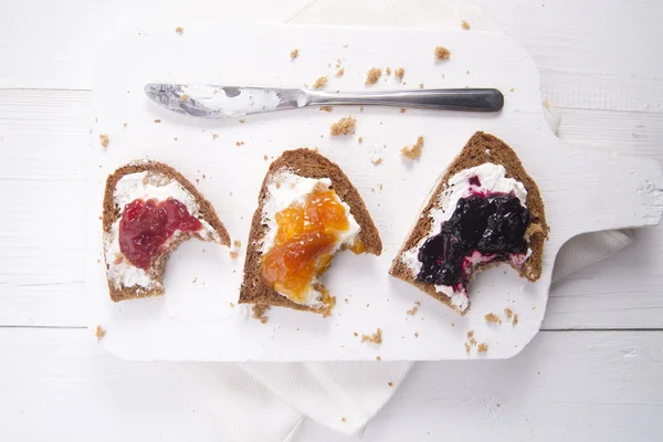 Хлеб завтрака и пробка — стоковое фото