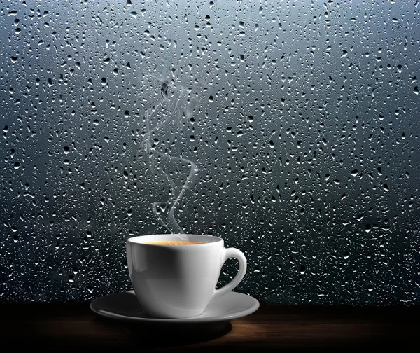 Паром чашку кофе на черный день фона окна — стоковое фото