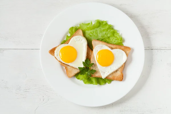 Понятие здорового завтрака - части тоста из цельного зерна с t — стоковое фото