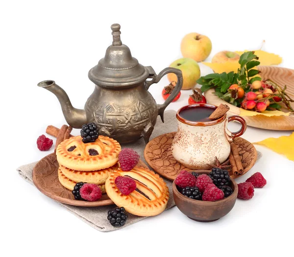 Осенний завтрак с кофе, печенье Берри, малины и ежевики на белом фоне. Осенний фон с местом для текста — стоковое фото