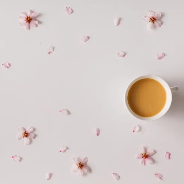 Утренний кофе с цветами и лепестков. Заложить квартиру Лицензионные Стоковые Изображения