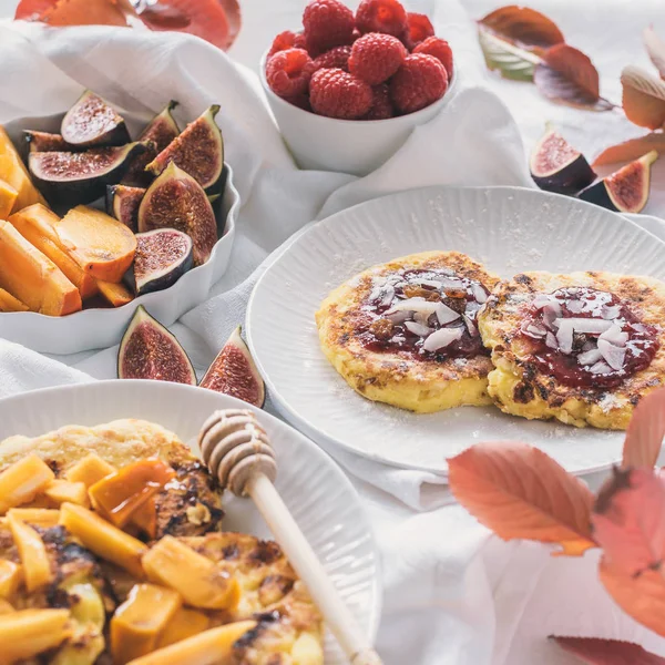 Концепция Здорового Завтрака Свежие Ягоды Торты Вареньем — стоковое фото