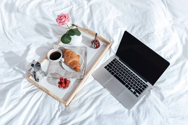 Лоток с завтраком и ноутбуком — стоковое фото