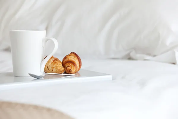Завтрак в постели — стоковое фото