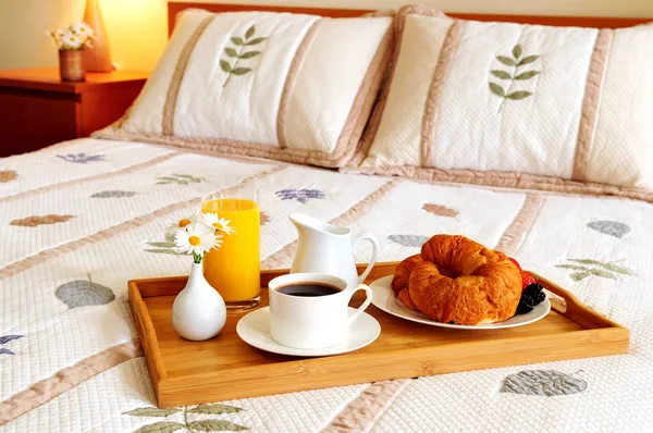 Завтрак на кровати в гостиничном номере — стоковое фото