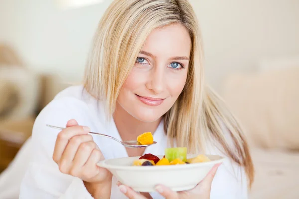 Молодой женщине, еды фруктовый салат — стоковое фото