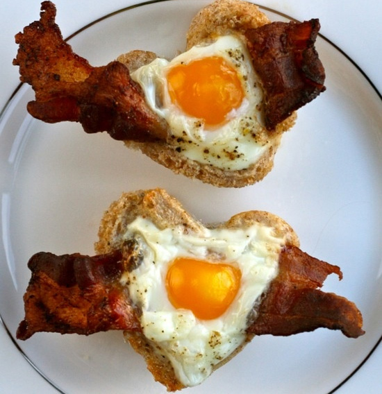 как сделать сердечко из яйца с крыльями из бекона для романтического завтрака или ужина