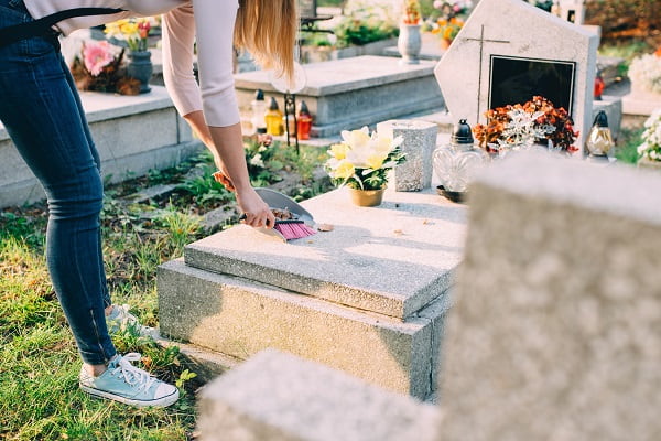 Можно ли ходить на кладбище в день рождения покойного Вера и надежда картинка