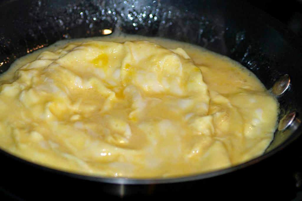 как приготовить омлет из яиц на сковороде