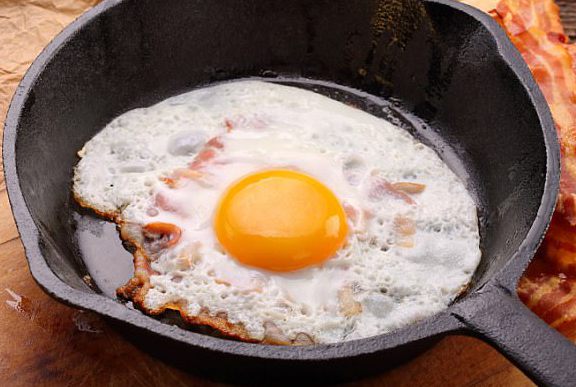 Рецепт яичницы на сковороде