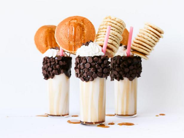 Фото - Молочный коктейль с шоколадом и панкейками