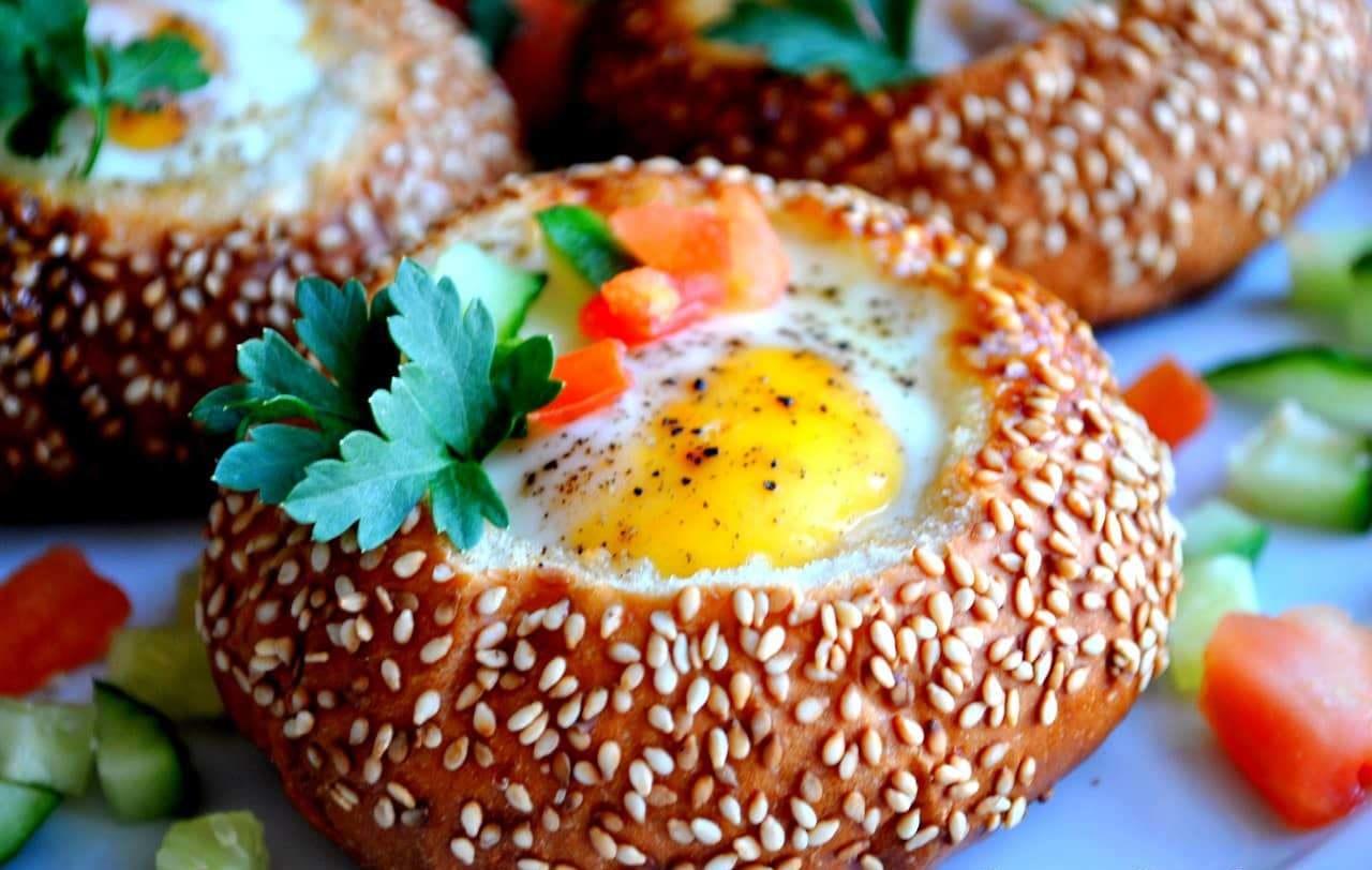 Яйцо в булочке в духовке: пирожки с яичницей на завтрак, начинка из яиц, рецепт, готовое тесто, запеченное яйцо