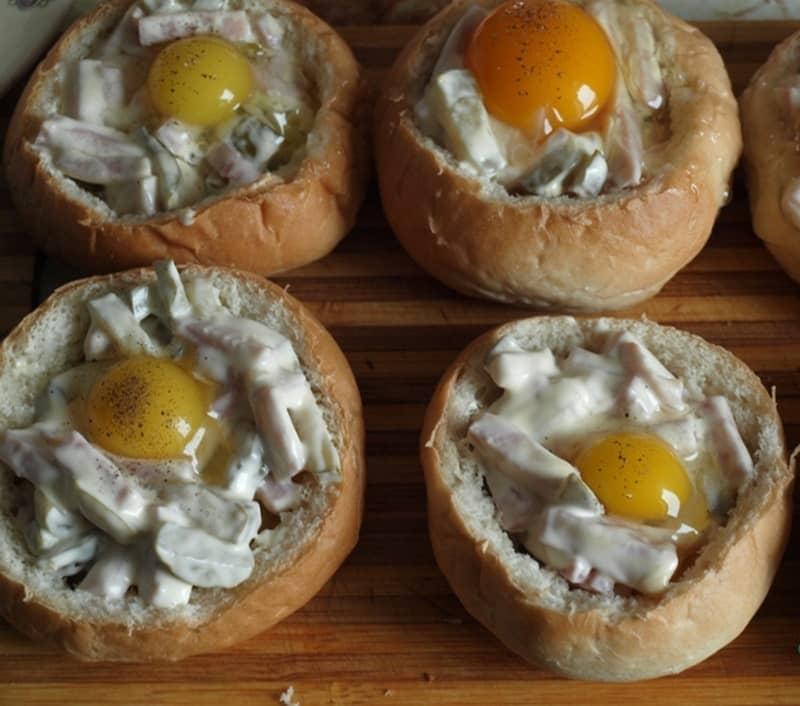 Яйцо в булочке в духовке: пирожки с яичницей на завтрак, начинка из яиц, рецепт, готовое тесто, запеченное яйцо