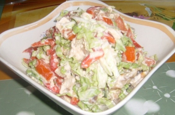 Салат с курицей и маринованными грибами Подробнее: http://ladyspecial.ru/kulinariya/khozyajke-na-zametku/prazdnichnyj-stol/prazdnichnoe-menyu-na-den-rozhdeniya