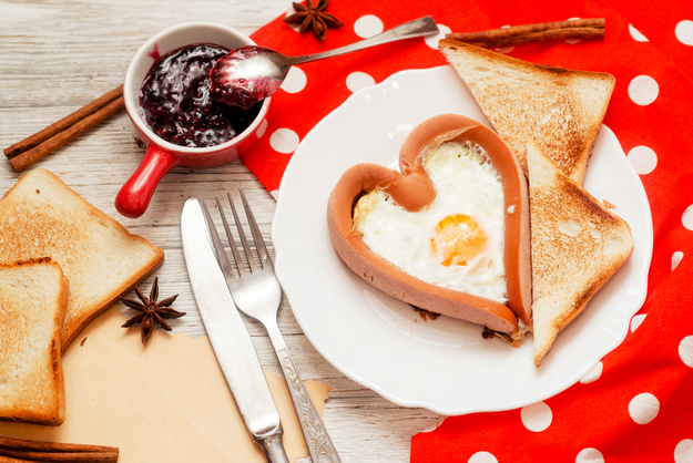 Завтрак в постель: что приготовить женщинам на 8 марта?