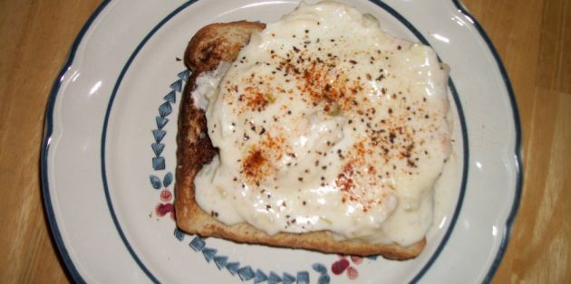 Бутерброд с яйцом пашот и сметаной