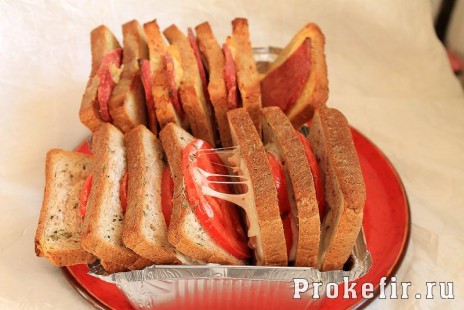 Рецепты простых горячих сырных бутербродов в духовке с колбасой и помидорами с кефирными соусами