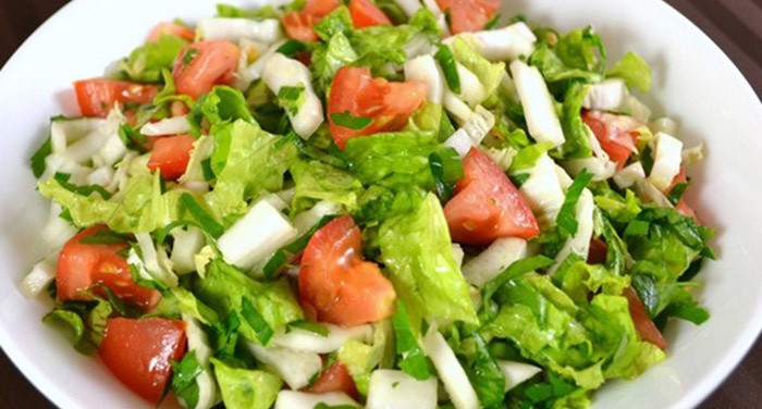 Салат из зелени и помидор