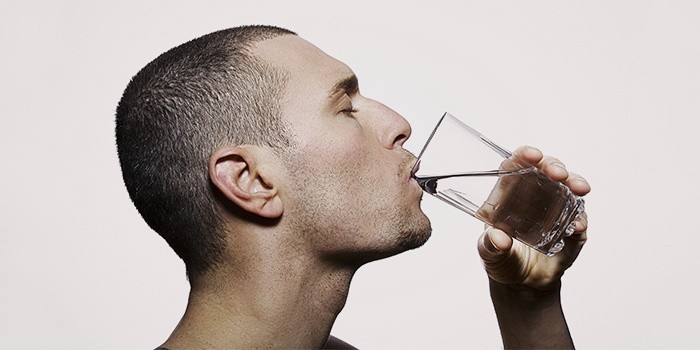 Мужчина пьет воду по быстрой диете для похудения