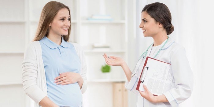 Беременная девушка и врач