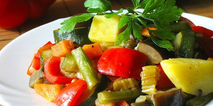 Тушеные овощи в тарелке
