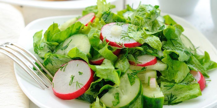 Салат из редиса и зелени