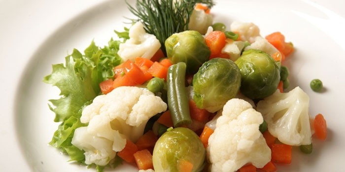 Вареные овощи на тарелке