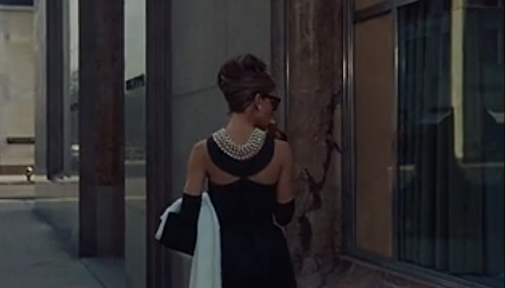 Одри Хепберн на фоне витрин флагманского бутика Tiffany & Co Store