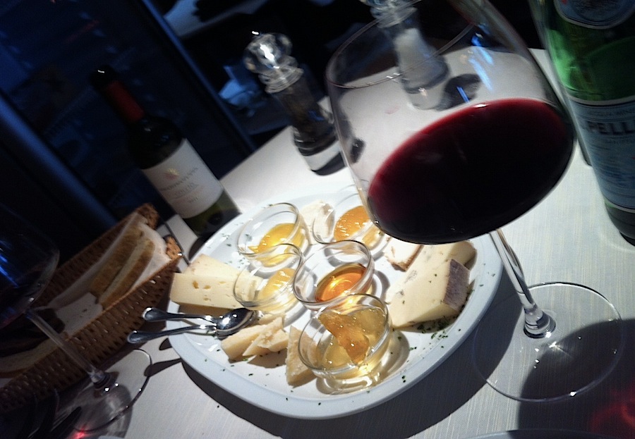 сыры и вино в итальянском баре