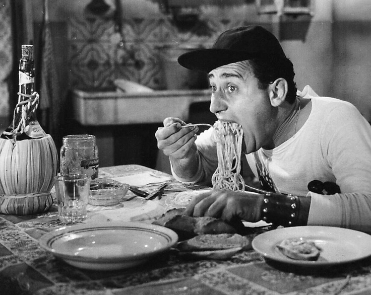 Альберто Сорди ест спагетти, кадр из фильма "Американец в Риме"
