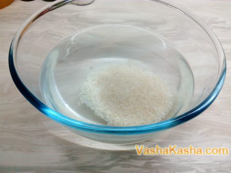 рис в тарелке с водой