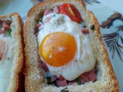 горячие бутерброды с колбасой и яйцом в духовке