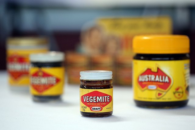 Vegemite — густая паста темно-коричневого цвета на основе дрожжевого экстракта, считается национальным австралийским блюдом. 