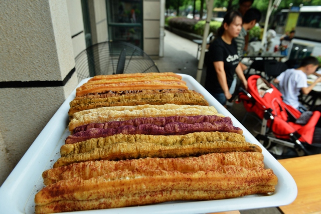 Во время завтрака китайцы едят жареные хлебные палочки. Палочки готовятся из смеси различных видов муки, с добавлением ароматов шоколада, овощей, матчи. 