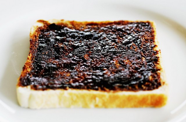 Завтрак по-австралийски: тост сначала намазывают тонким слоем сливочного масла, а затем тонким слоем веджемайта.