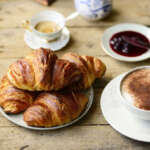 Croissant sul tavolo 800x534 150x150 - Типичный миланский завтрак - секрет хорошего настроения?