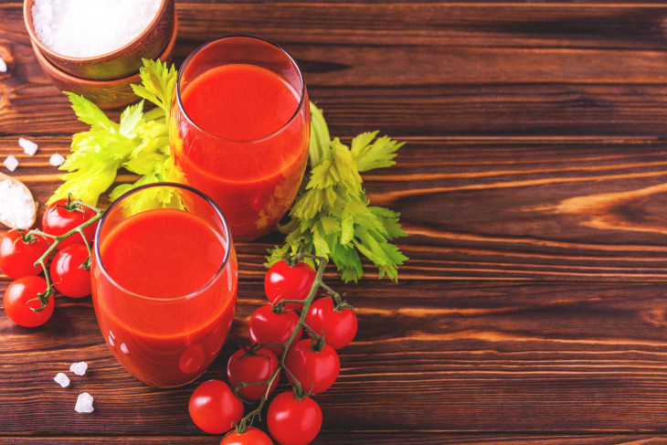 Свежевыжатый томатный сок утром
