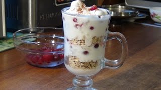 Быстрый диетический завтрак - десерт с овсяными хлопьями, йогуртом и фруктами