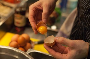 Яйца "Бенедикт" под соусом - фото шаг 3