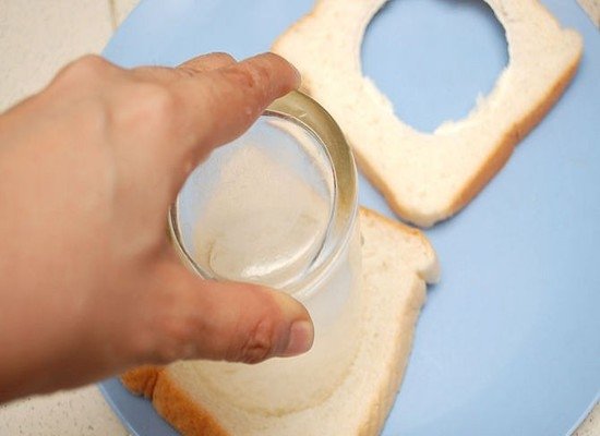 Отверстия в хлебе, вырезанные с помощью стакана