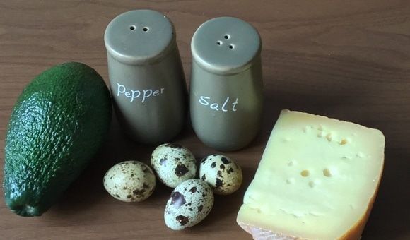 Перепелиные яйца, авокадо, сыр и специи